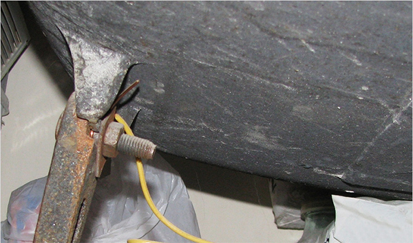 Вариант заземления чугунной ванны