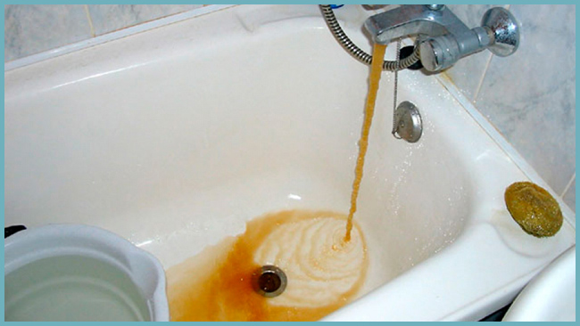 Из-за ржавой воды ванна желтеет