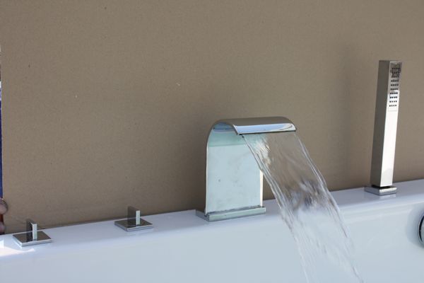 Водопадный смеситель на борт ванны